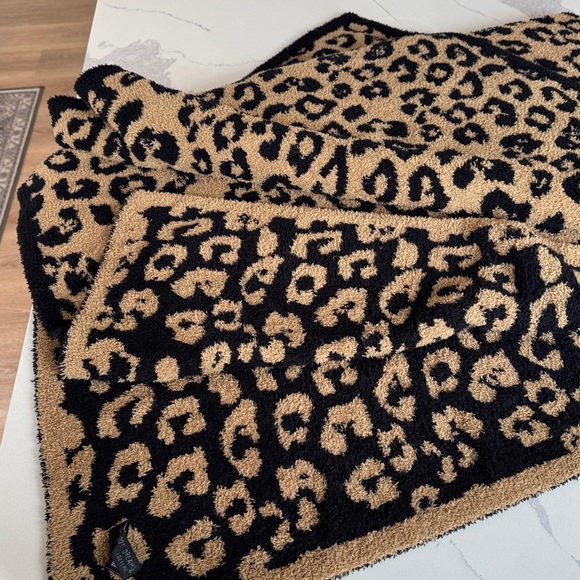 Barefoot Dreams CozyChic Animal Print Throw In The Wild blanket camel/black - Picture 7 of 8